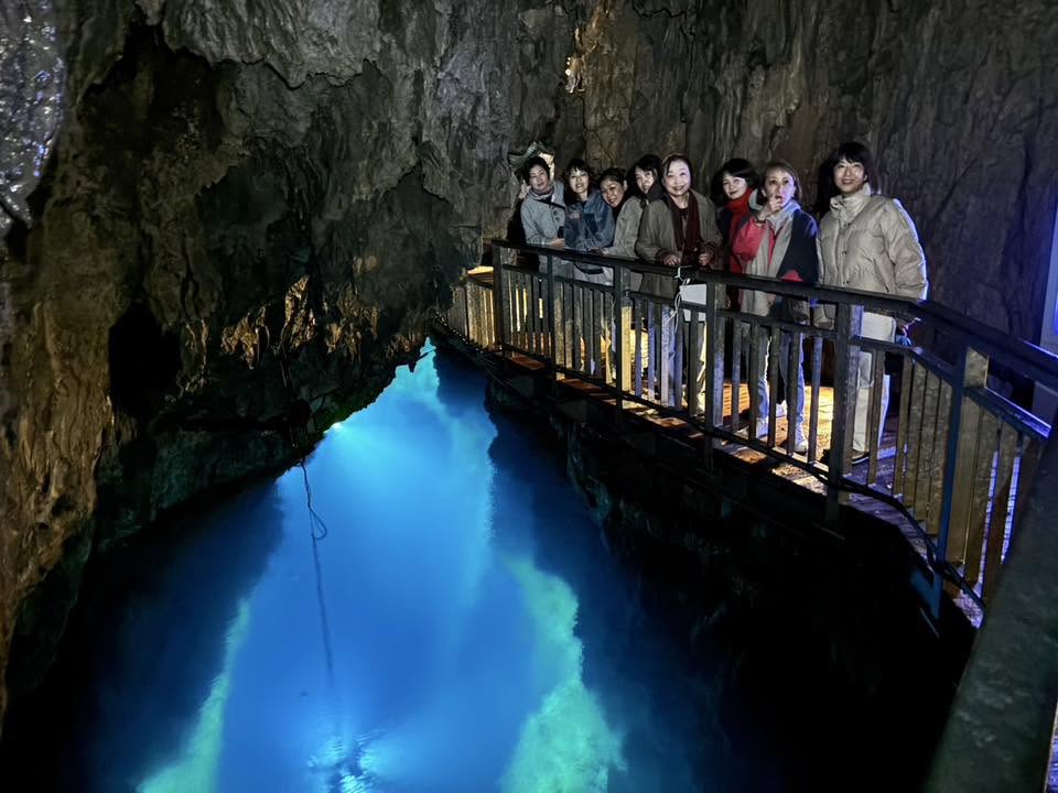 龍泉洞の地底湖 — 澄みわたるドラゴンブルーの水