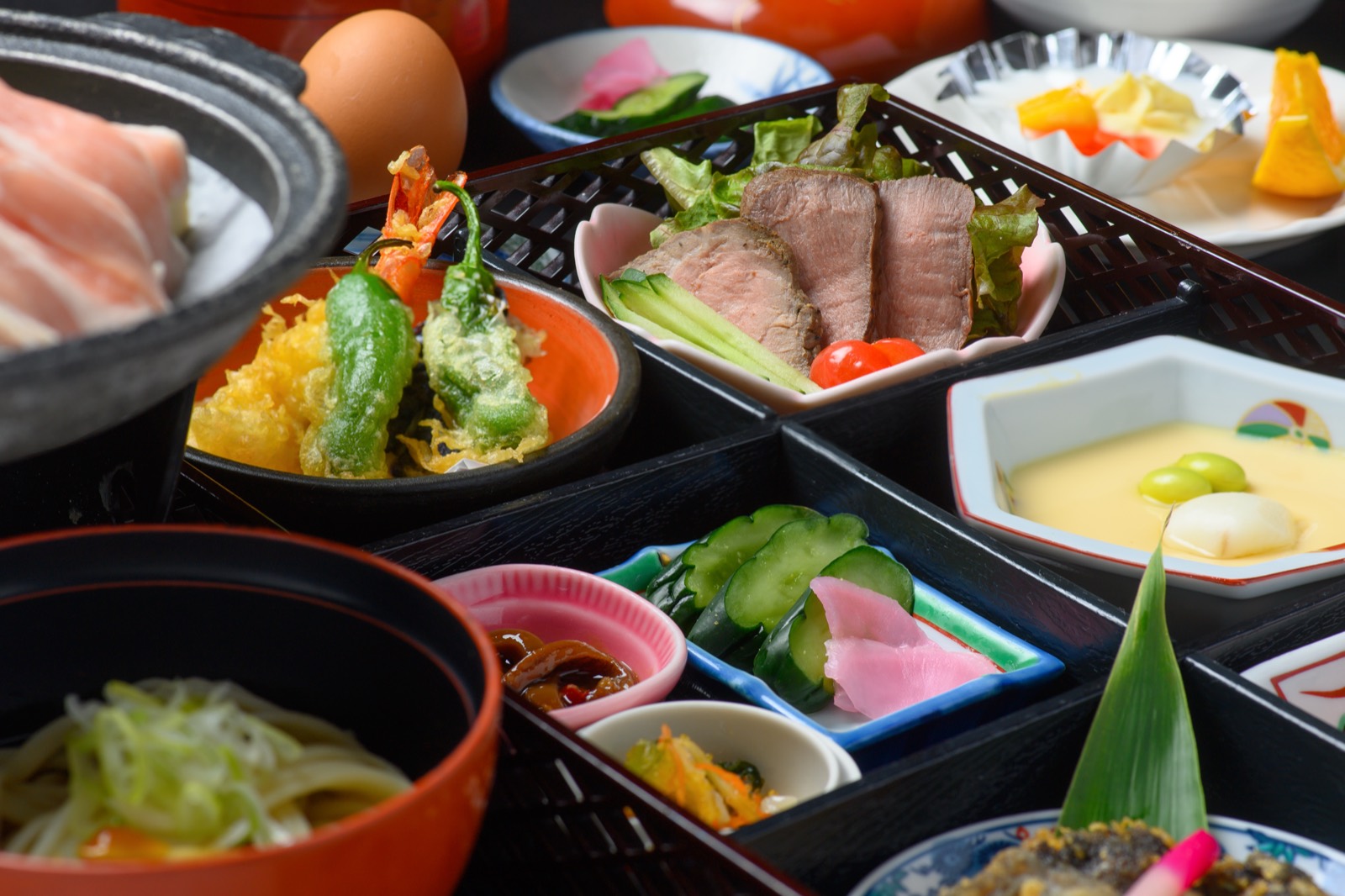 夕食の膳。黒い盆に季節の小鉢