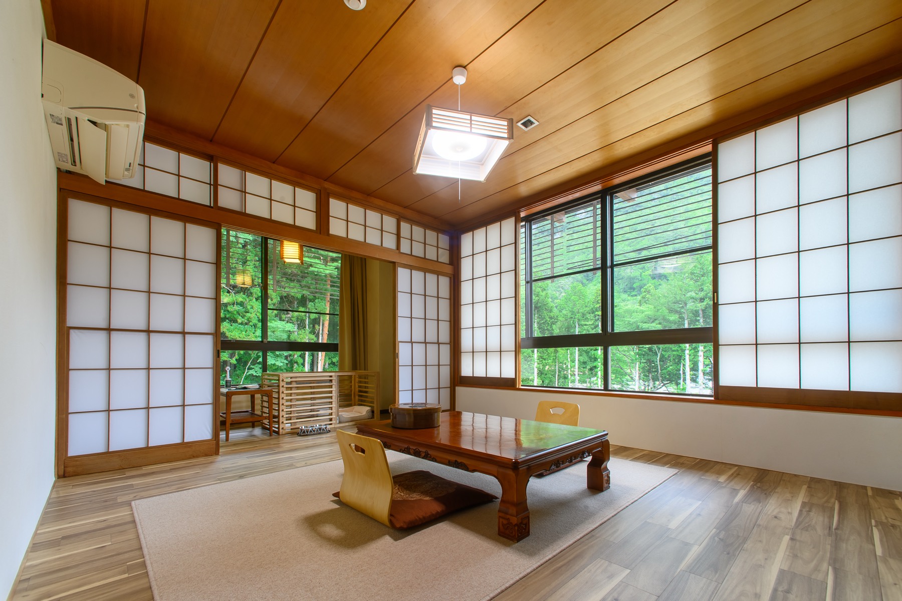 ペットと泊まる部屋。畳と障子、窓の外は森
